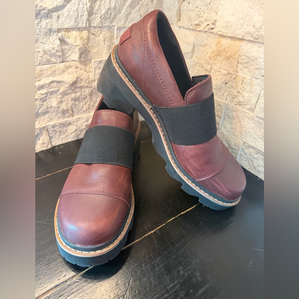 Sorel Joan Now Chunky Loafer Burgandy Leather Black Fabric Strap Women’s 8.5